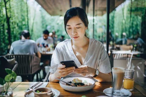 Nhiều quán ăn ở TP.HCM phục vụ khách đi một mình
