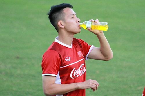 Bên trong chai nước màu vàng của đội tuyển Việt Nam