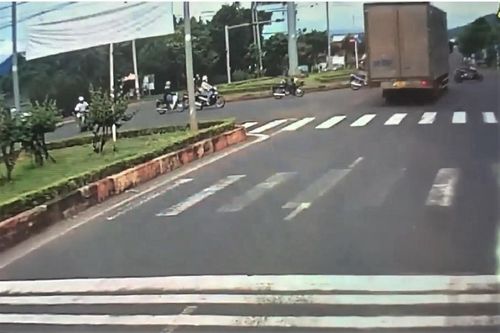 Tước bằng lái tài xế xe tải vượt đèn đỏ, lao vun vút trên cung đường 'tử thần'