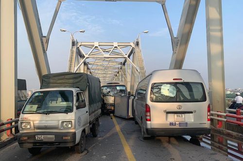 6 ô tô đâm liên hoàn chặn kín đường qua cầu Chương Dương giờ cao điểm