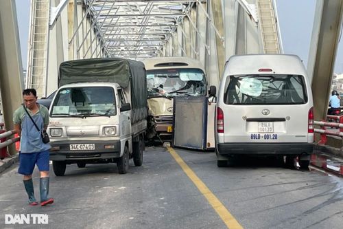 6 ô tô va chạm liên hoàn 'bịt kín' cầu Chương Dương giờ cao điểm