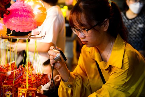Phố Hàng Mã tấp nập trước thềm Trung thu