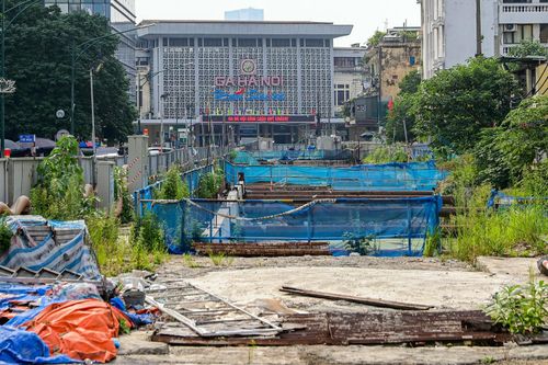 Cảnh hoang tàn trên công trường dự án ga ngầm metro