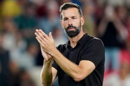 Thầy trò Van Nistelrooy mất vé Champions League vì sai lầm hàng thủ