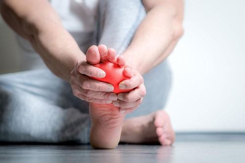 Người đàn ông liệt hai chân vì ký sinh trùng trong tủy sống