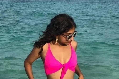 Cô giáo Ấn Độ mất việc vì một bức ảnh bikini