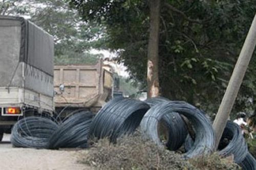 Bốc dỡ thép từ xe tải, người đàn ông bị đè tử vong