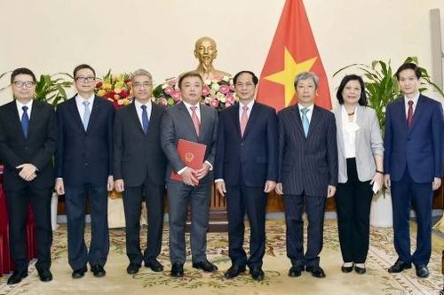 Bộ trưởng Ngoại giao trao quyết định bổ nhiệm Tổng lãnh sự Việt Nam tại Thượng Hải