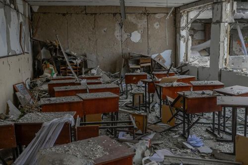 Ukraine chạy đua xây hầm tránh bom cho học sinh