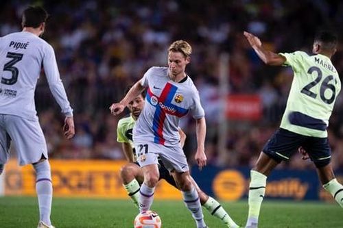 De Jong ghi bàn giúp Barcelona hòa Man City trong trận đấu kỳ lạ