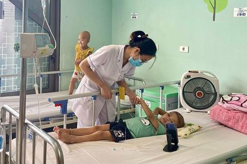Quá tải bệnh nhi ung thư, bác sĩ khuyến cáo cách phát hiện sớm bệnh