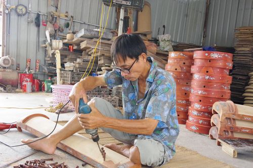 Người thợ cuối cùng của làng nghề chế tác đàn dân tộc