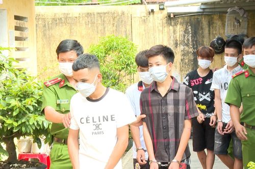 Bắt nhóm đối tượng liên tiếp chặn xe cướp tài sản