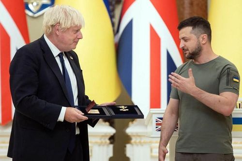 Thủ tướng Anh bất ngờ tới Ukraine, NATO cảnh báo thế giới 'nguy hiểm hơn'