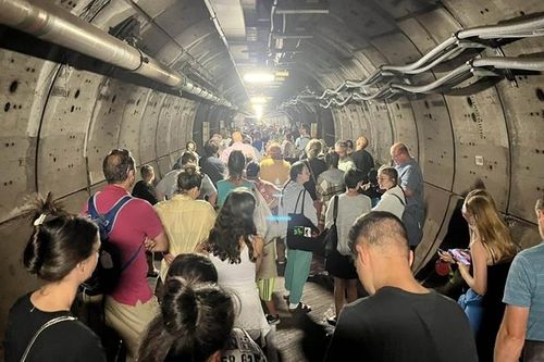 Sự cố trong đường hầm vượt eo biển Manche, 400 hành khách mắc kẹt trong hoảng loạn