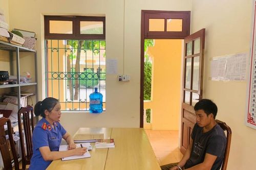 Phê chuẩn khởi tố, bắt giam chú họ tàn ác tra tấn 2 cháu