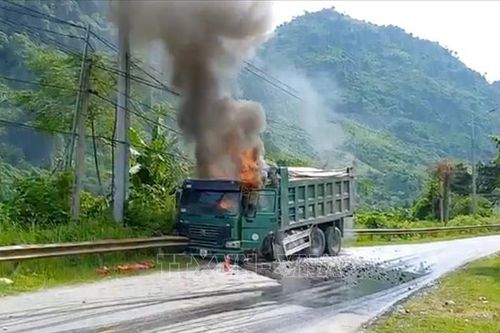 Xe tải chở đá đâm vào ta luy đường bốc cháy dữ dội