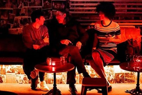 Quán bar cấm khách hàng nhìn chằm chằm vào người khác