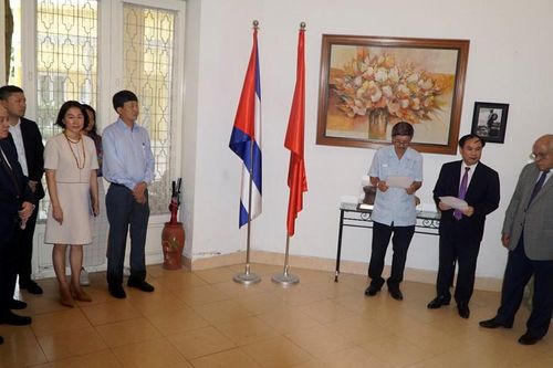 Tặng quà ủng hộ nhân dân Cuba bị ảnh hưởng do sự cố cháy nổ kho chứa nhiên liệu