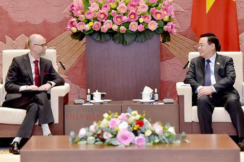 Chủ tịch Quốc hội Vương Đình Huệ tiếp Đại sứ Canada tại Việt Nam