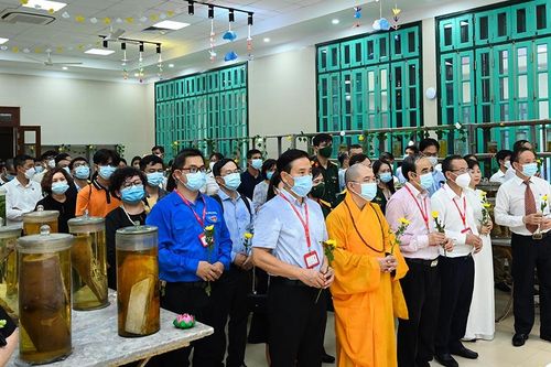 Cảm động du học sinh mắc bệnh hiểm nghèo về nước hiến thân thể cho y học