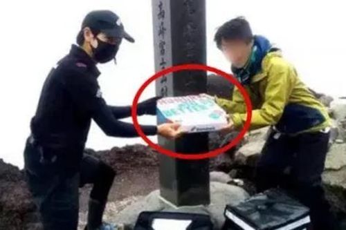 Người leo lên đến đỉnh núi Phú Sĩ đặt pizza mà vẫn có shipper giao tới, phí ship gây choáng