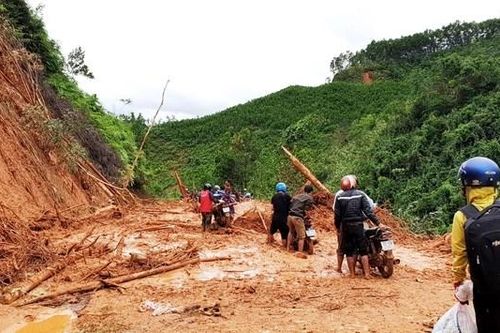 Người dân cần làm gì khi xảy ra bão, lũ quét, sạt lở đất?