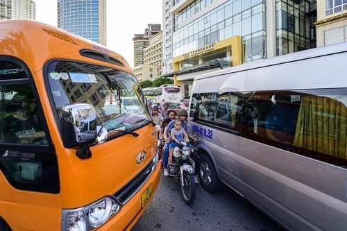 Bắt buộc xe du lịch theo tuyến phải có phù hiệu từ 1/9