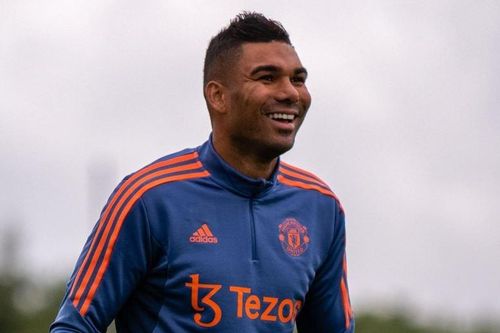 Casemiro 'xâu kim' Varane ở buổi tập đầu tiên tại Man United