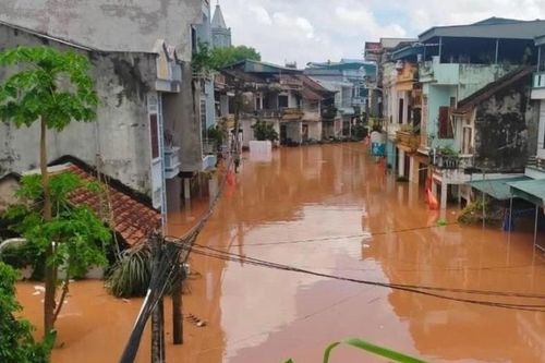 Nước lũ tràn về, nhiều nơi ở Quảng Ninh ngập sâu, bị cô lập