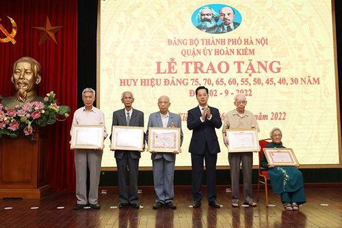 Chủ tịch HĐND TP Nguyễn Ngọc Tuấn trao Huy hiệu Đảng tại quận Hoàn Kiếm