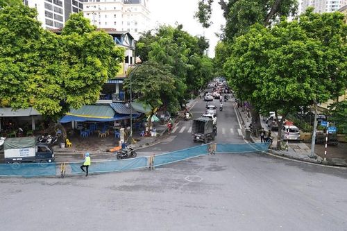 Rào chắn thi công ga ngầm S12 đường sắt đô thị Nhổn-Ga Hà Nội