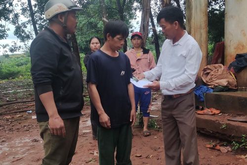 4 người trú mưa ở chòi, 2 người bị sét đánh chết