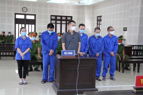 Phạt tù cán bộ nhận hối lộ tiếp tay chuyên gia nước ngoài 'dỏm' ở chui