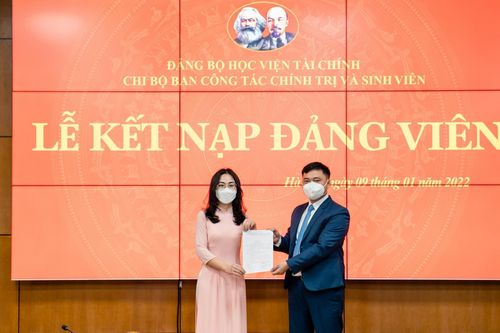 Thủ khoa đầu ra Học viện Tài chính vinh dự đứng trong hàng ngũ của Đảng