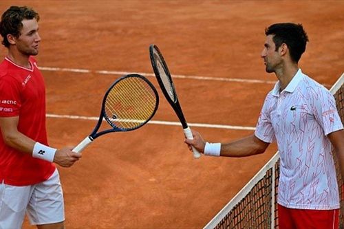 Djokovic bị ví là 'quân tốt trên bàn cờ' sau vụ bị từ chối dự Mỹ Mở rộng