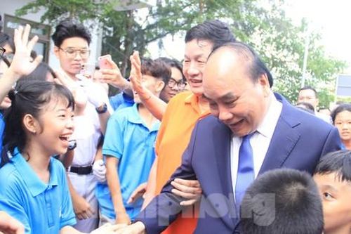 Chủ tịch nước dự Ngày hội tới trường cùng học sinh trường Hy Vọng