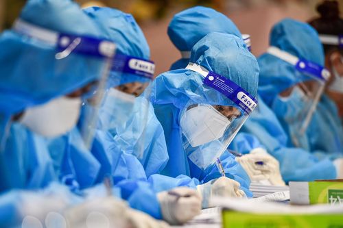 Lương thấp, áp lực lớn: Nghịch lý với bác sĩ