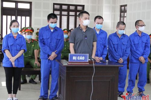 Xử tù những cán bộ nhận hối lộ để cấp giấy phép cho chuyên gia 'rởm'