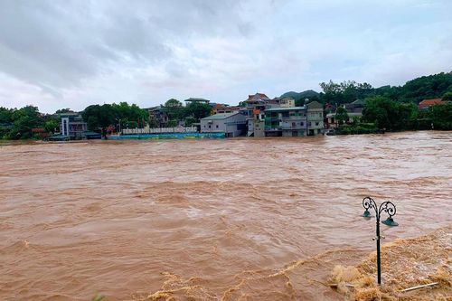 Ảnh hưởng từ bão số 3, nước lũ đỏ ngầu cuồn cuộn đổ về Quảng Ninh