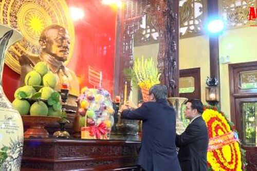 Đoàn lãnh đạo cấp cao tỉnh Champasak viếng, dâng hoa, dâng hương đền thờ Chủ tịch Tôn Đức Thắng