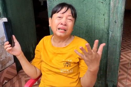 Nước lũ ngập tận mái nhà, người dân khóc than vì trắng tay