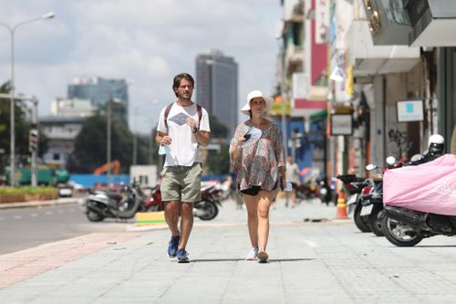 Hàng quán khu đất vàng Lê Lợi nhộn nhịp sau khi dỡ rào chắn