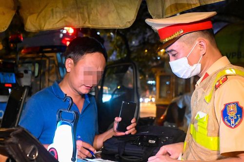Công an thí điểm mô hình 'đưa miễn phí người nhậu say về nhà'