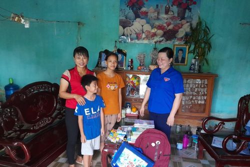 Nhà sách Tiền Phong nâng bước hai trẻ mồ côi đến trường