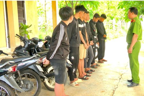 Nhóm thanh thiếu niên nửa đêm chạy xe rú ga, ném vỏ chai vào nhà dân