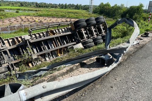 Tông dải phân cách, xe container lật 'chổng vó' trên cao tốc TP. HCM – Trung Lương