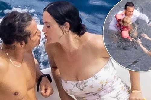 Katy Perry và Orlando Bloom khóa môi ngọt ngào ở biển