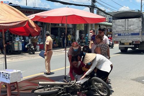 Nhận hung tin, chồng chạy đến khóc ngất bên thi thể vợ