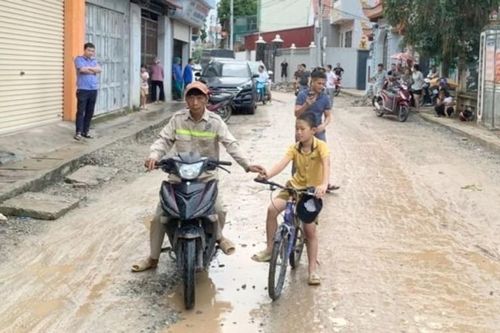 Trên đường đi học, cháu bé 11 tuổi bị gã đàn ông cướp giật tiền